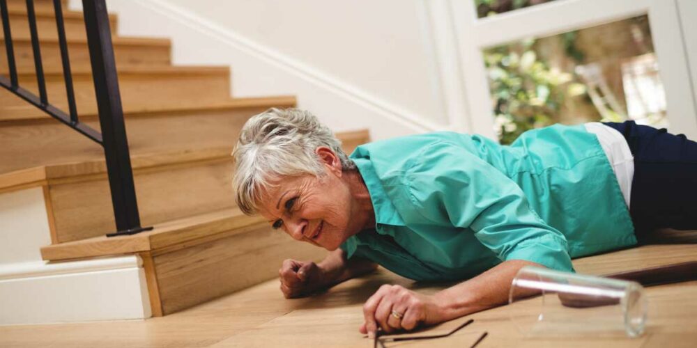 Une femme âgée a fait une chute dans ses escaliers