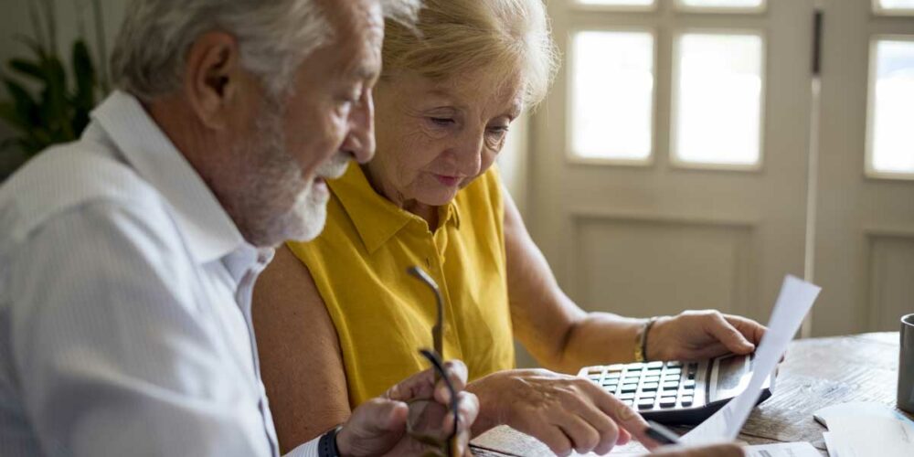 Des seniors calculent le cumul de l'ASPA et de leur retraite complémentaire