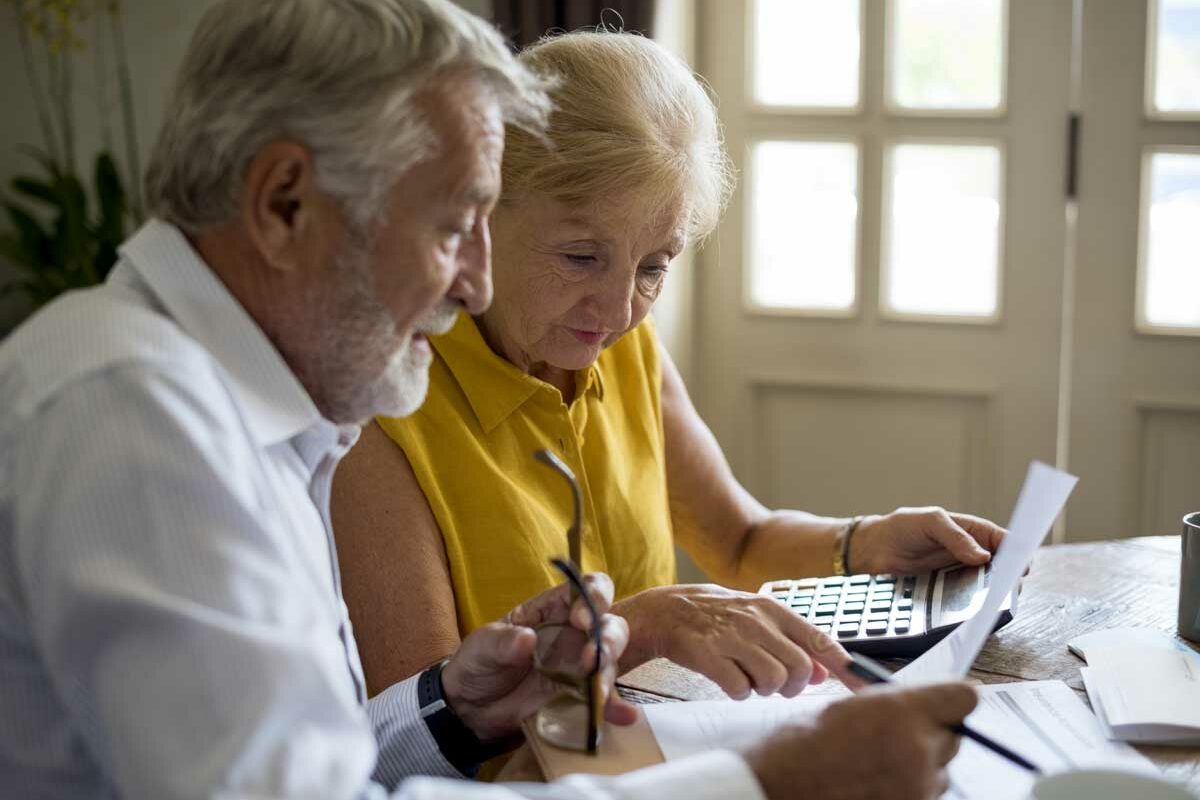 Des seniors calculent le cumul de l'ASPA et de leur retraite complémentaire