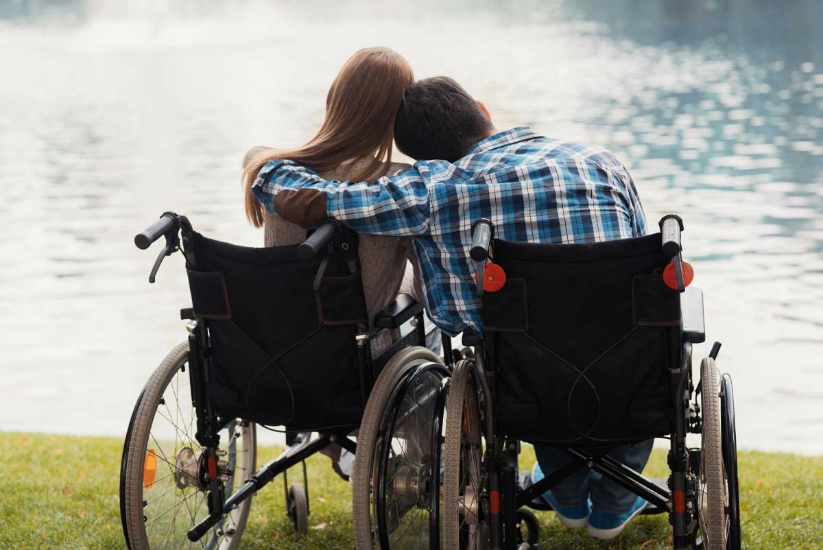 Un couple de jeunes personnes handicapées touchant l'AAH
