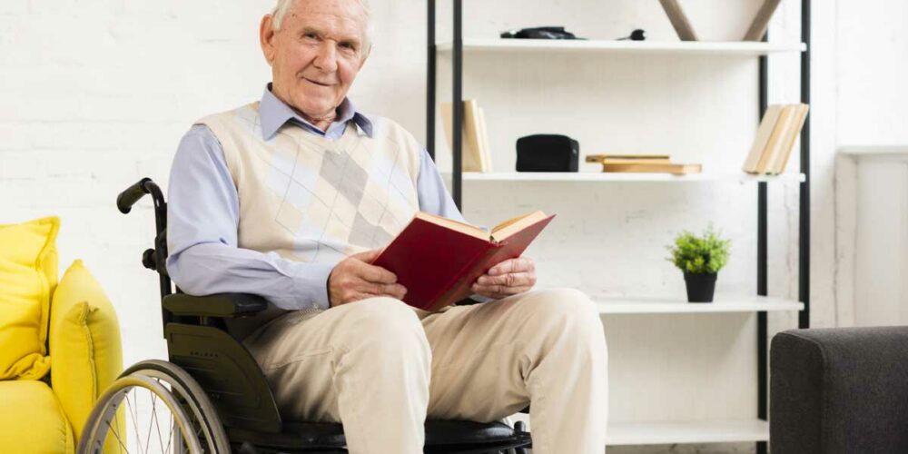 Un homme senior en fauteuil roulant à la retraite et bénéficiant de l'AAH