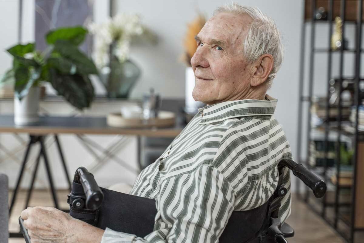 Un homme dans un fauteuil roulant souffrant d'une maladie lui permettant de toucher l'AAH