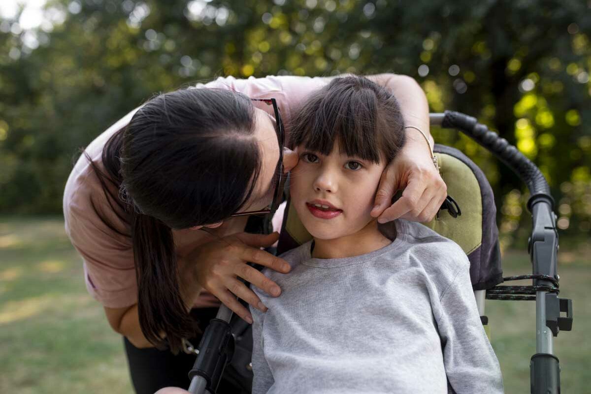 Une maman avec une jeune fille en situation de handicap, bénéficiaire de l'allocation éducation enfant handicapé (AEEH)