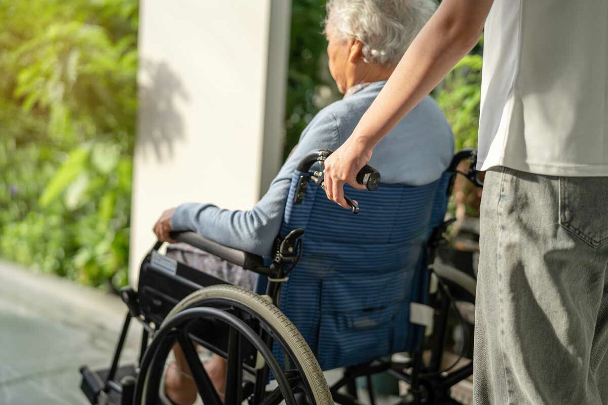 Un homme âgé dans un fauteuil roulant bénéficiant de l'aide MVA