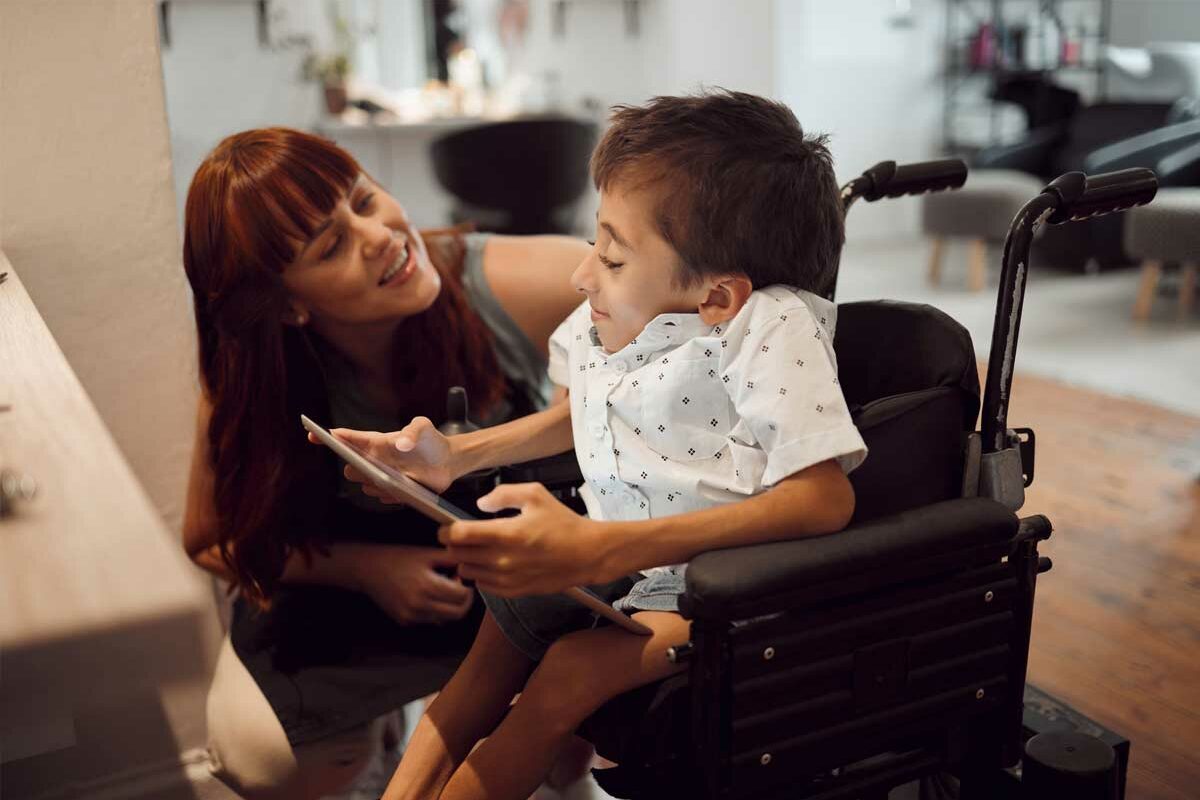 Une jeune maman qui bénéficie de l'AJPP et son enfant en situation de handicap