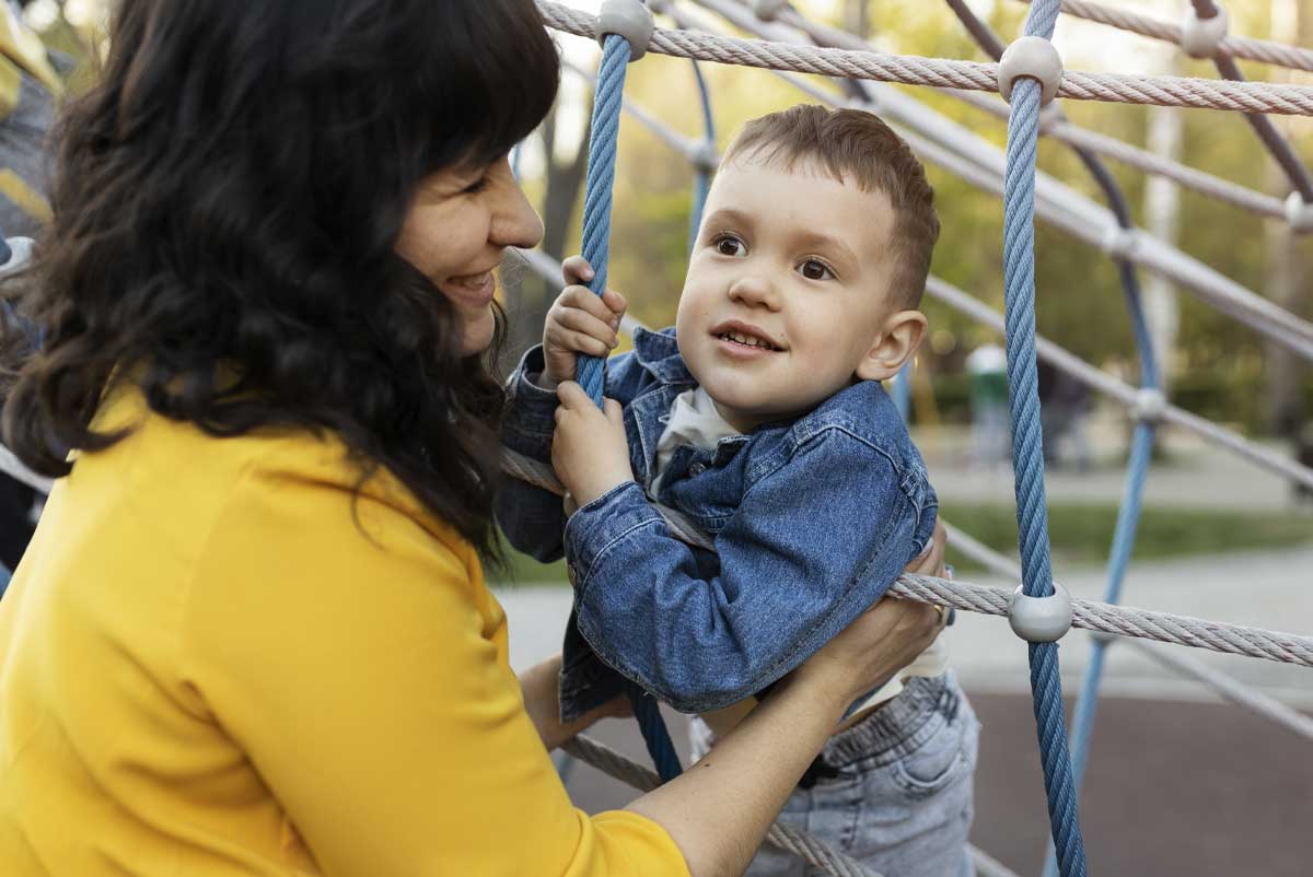 Une jeune maman joue avec son enfant handicapé tout en bénéficiant de l'AJPP