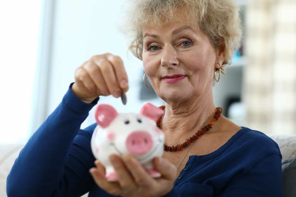 Une dame senior qui fait des économies en touchant des aides extralégales