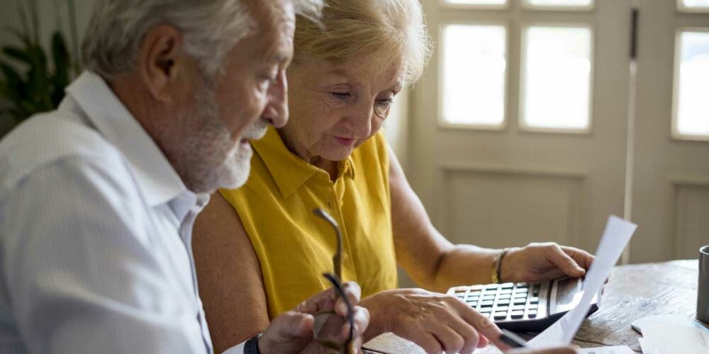 Un couple de seniors calculent leurs droits à l'allocation simple d'aide sociale