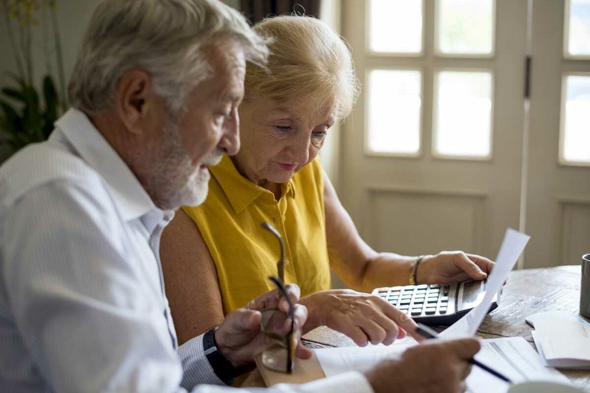 Un couple de seniors calculent leurs droits à l'allocation simple d'aide sociale