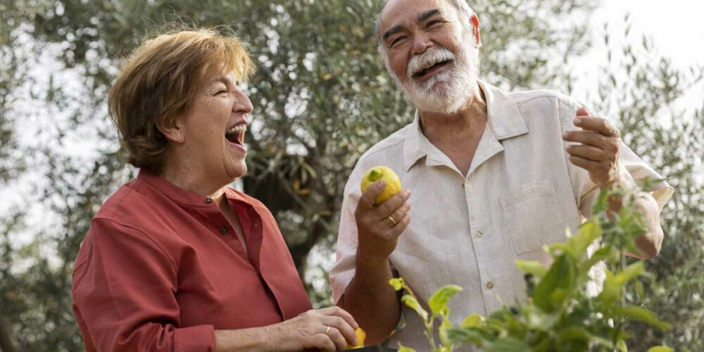 Un couple de seniors fait du jardinage