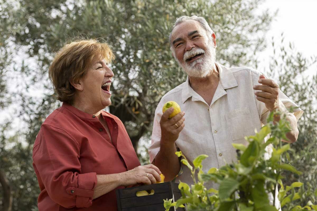 Un couple de seniors fait du jardinage