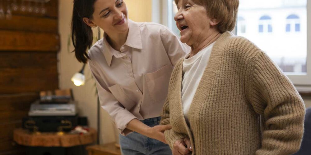 Une jeune femme qui s'occupe d'une femme senior, percevant un salaire d'aidant familial