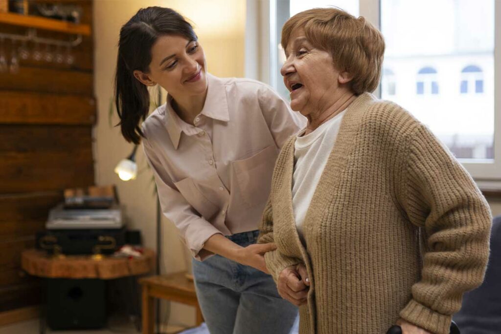 Une jeune femme qui s'occupe d'une femme senior, percevant un salaire d'aidant familial