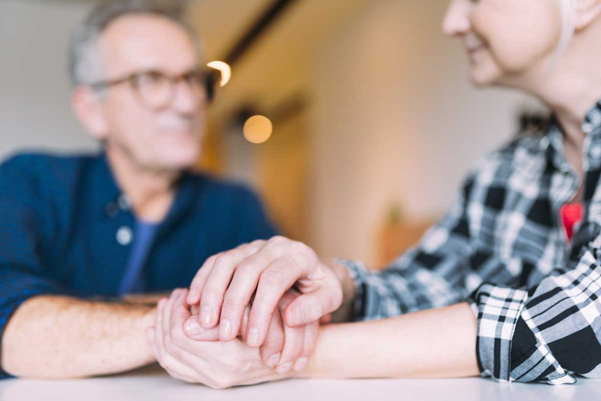 Un couple de seniors, le mari est aidant familial