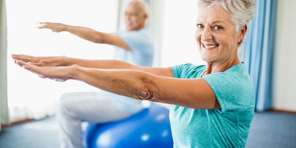 Seniors pratiquant la gym douce