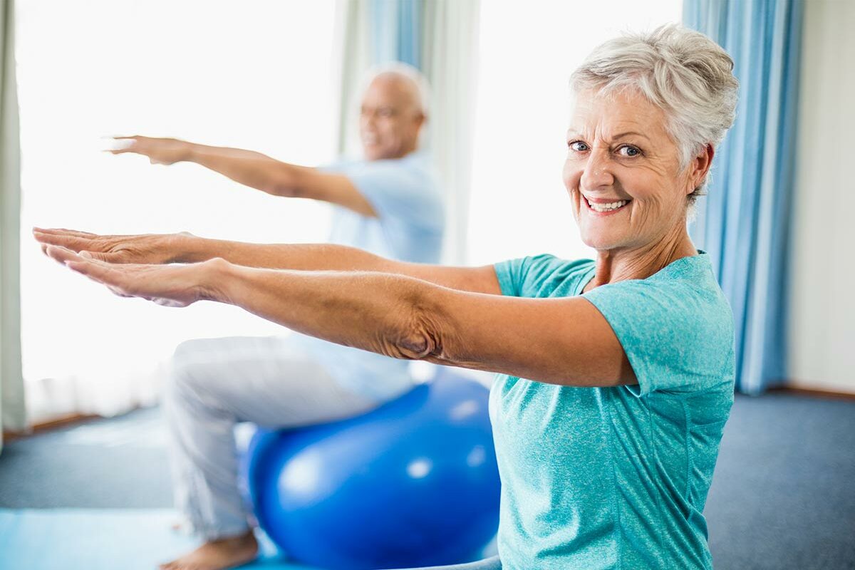 Seniors pratiquant la gym douce