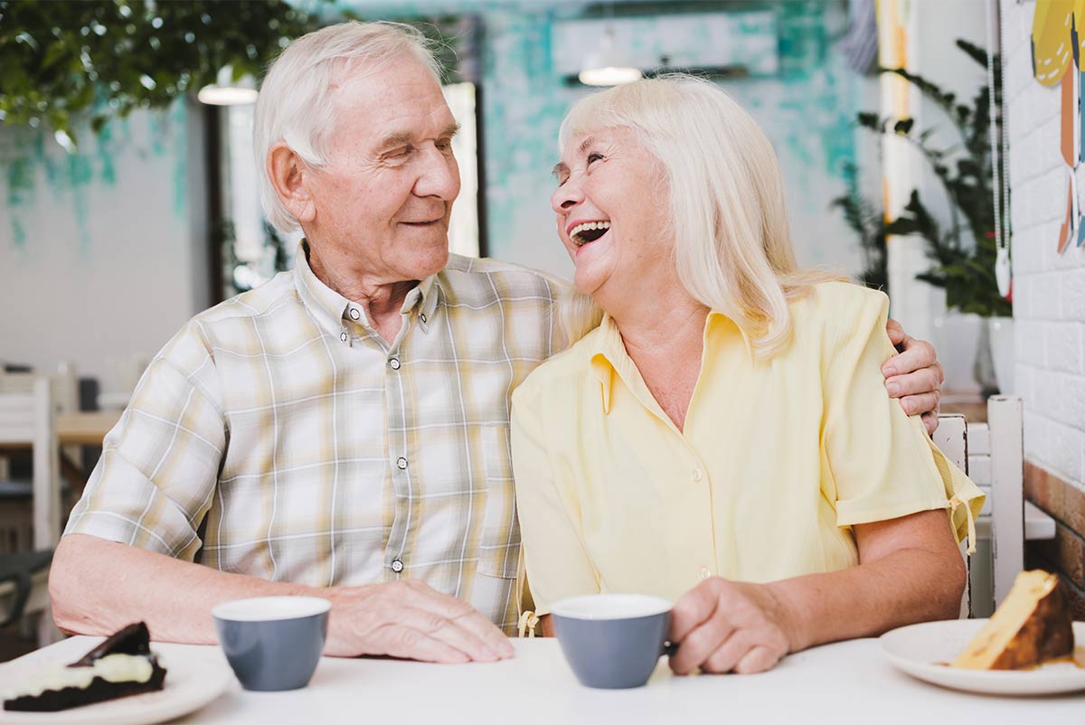 Couple de seniors entrain de rire