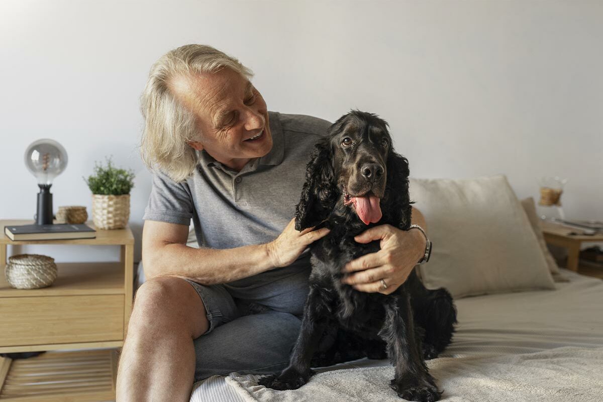 Senior avec son chien