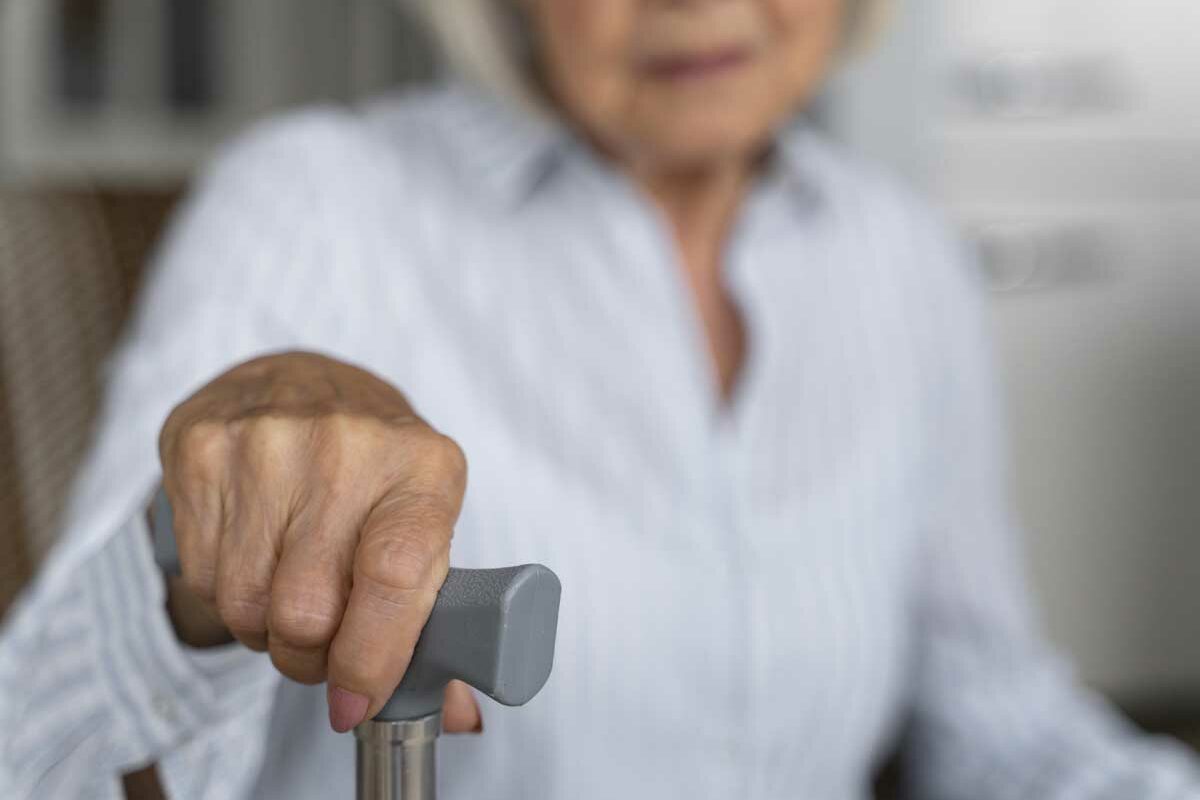 Une dame senior bénéficie de l'AAH