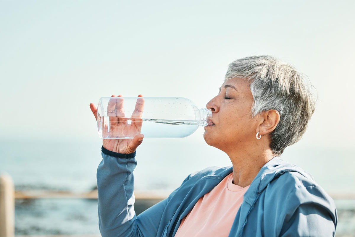 Femme qui boit de l'eau