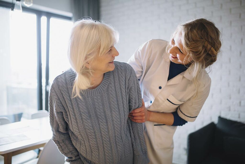 Senior avec son auxiliaire de vie