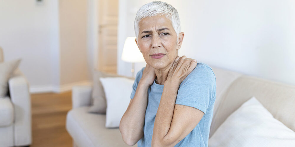 Senior souffrant d'ostéophytose de l'épaule