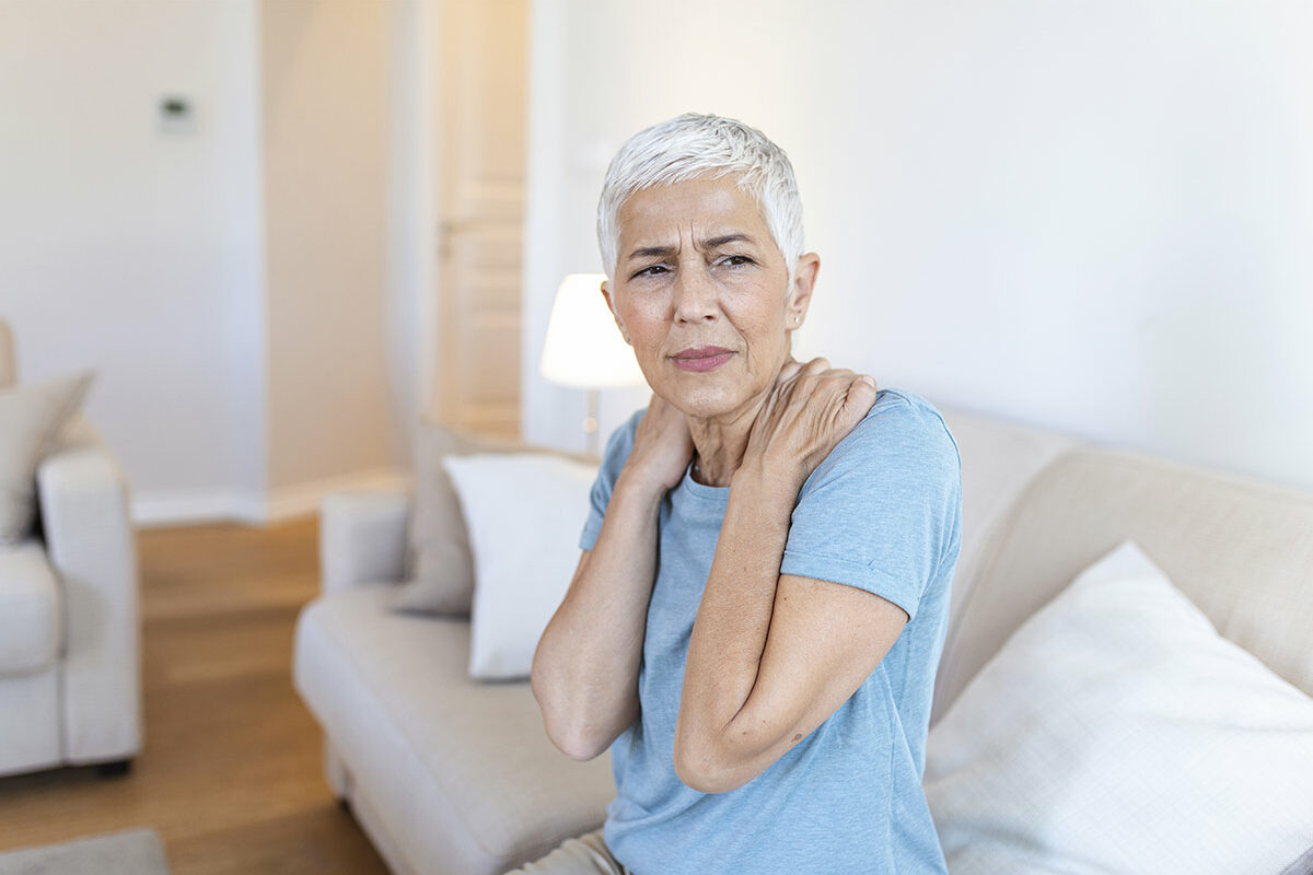 Senior souffrant d'ostéophytose de l'épaule