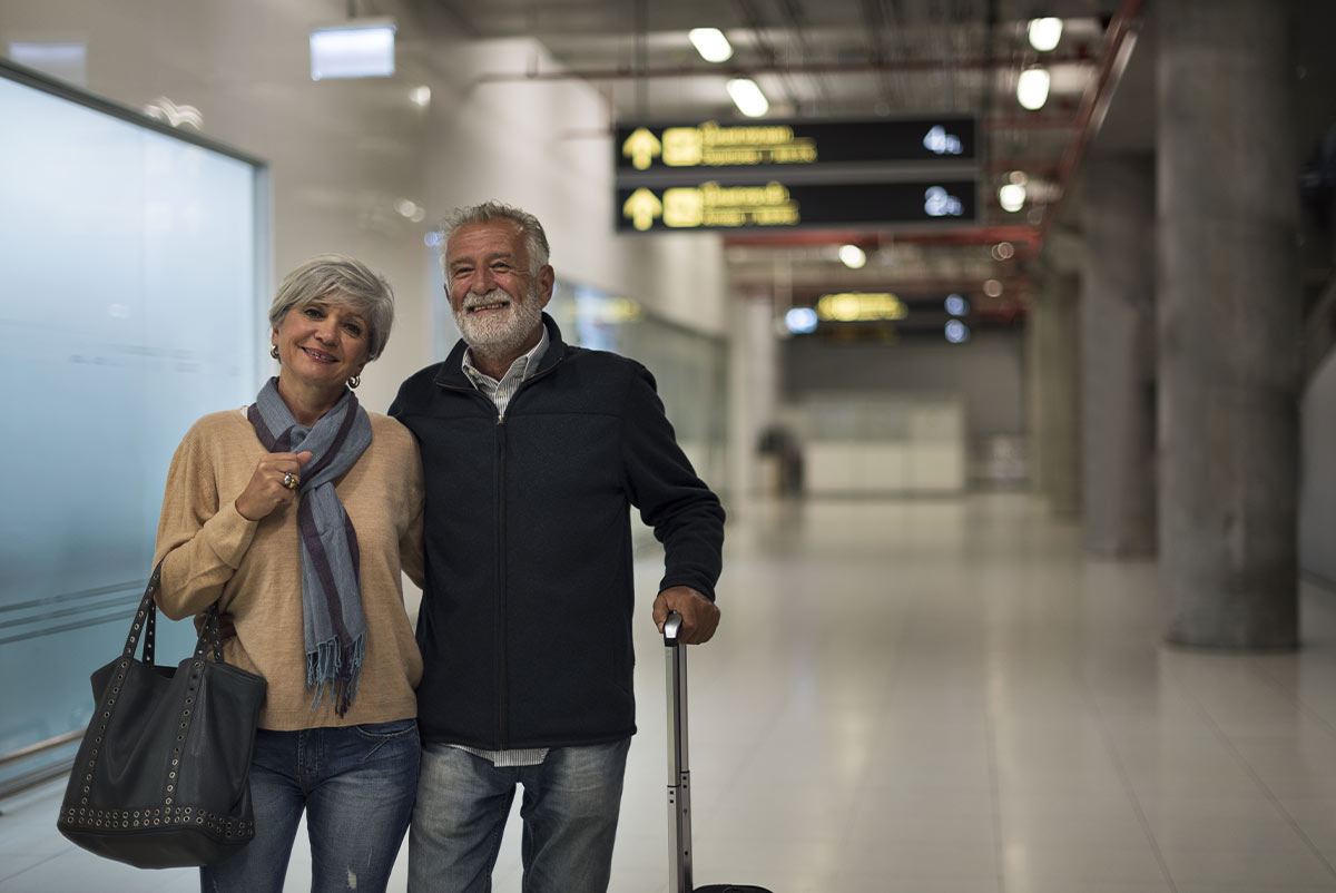 Sans-titre-2 Seniors en gare prêts à partir pour un circuit ferroviaire en Europe