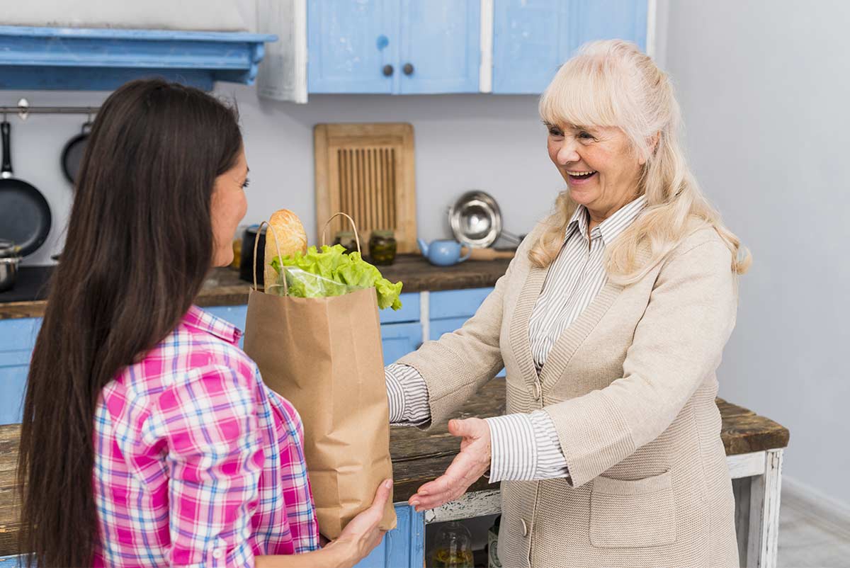 Sans-titre-1 Femme senior se faisant livrer ses courses à domicile