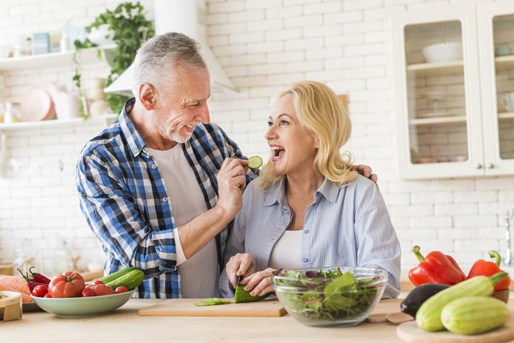 Senior mangeant des aliments anti-diabète