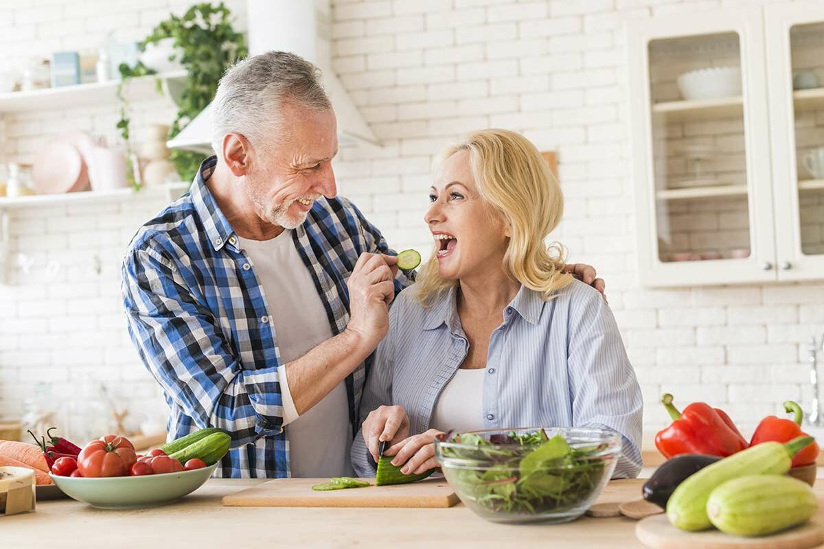 Senior mangeant des aliments anti-diabète