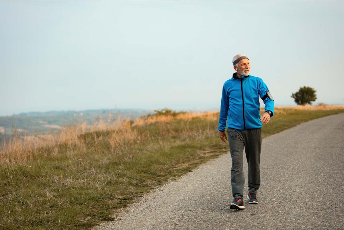 Sans-titre-1 Personne âgée qui marche pour atteindre le nombre de pas par jour qui lui est conseillé