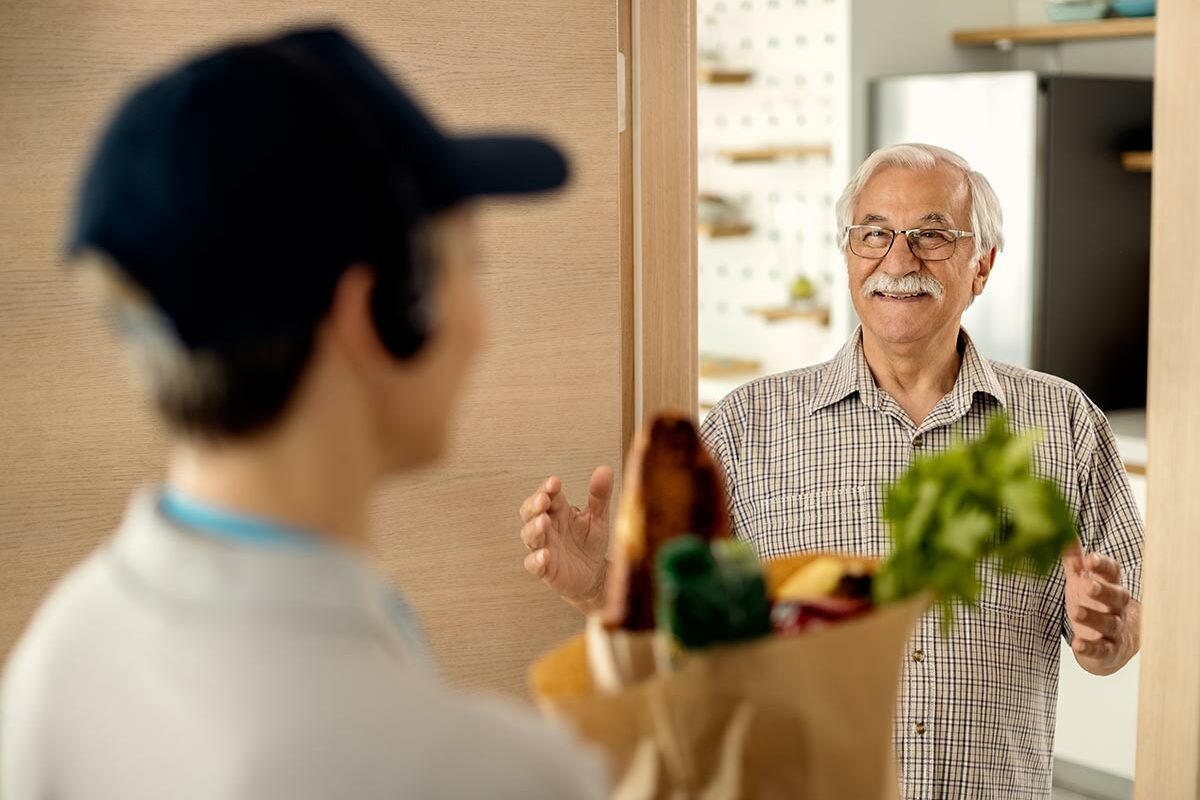 Personne livrant les courses à domicile pour un senior
