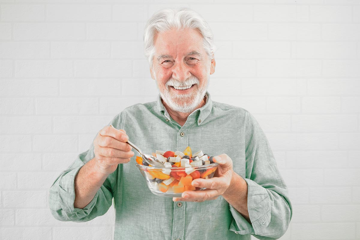 Senior se préparant un repas avec des aliments anti-diabète