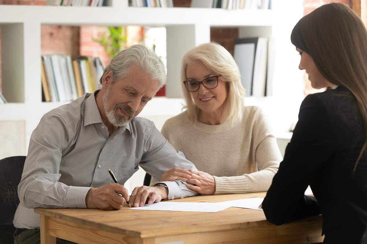 Personne gérant les affaires personnelles et le patrimoine de son proche grâce à l'habilitation familiale