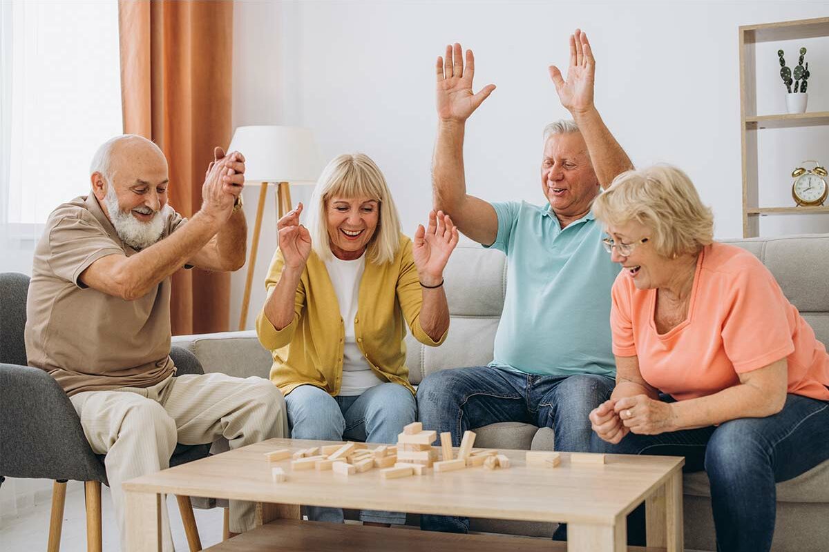 Seniors qui jouent ensemble pour optimiser leur mémoire