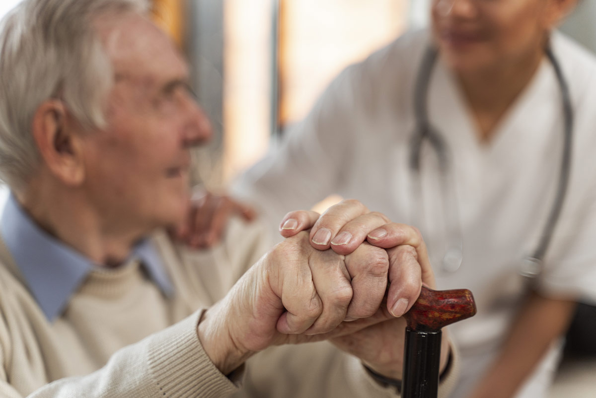 Senior avec une gériatre