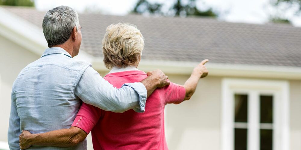 Seniors avec leur maison en viager