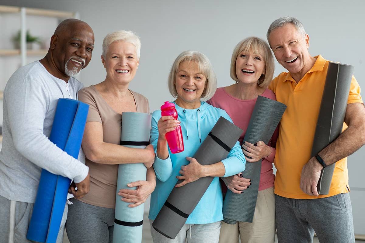 Seniors qui se préparent à faire une séance de sport