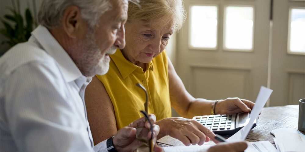 Seniors s'intéressant au paiement de leurs retraites complémentaires