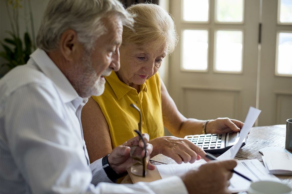 Seniors s'intéressant au paiement de leurs retraites complémentaires