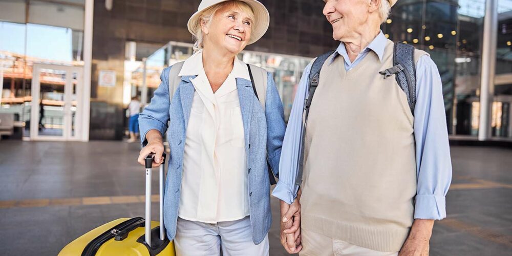 Seniors qui voyagent avec une petite retraite