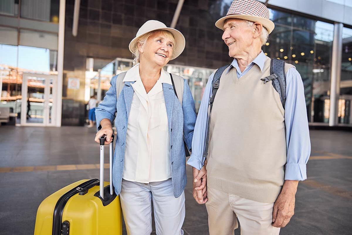 Seniors qui voyagent avec une petite retraite