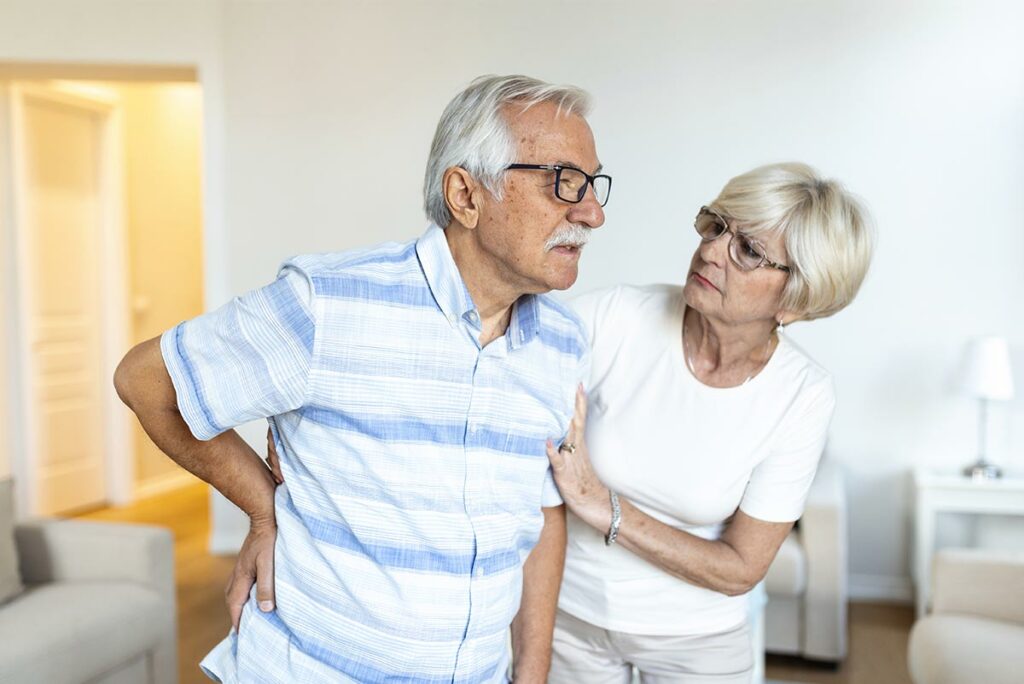 Senior qui souffre d'une hernie hiatale