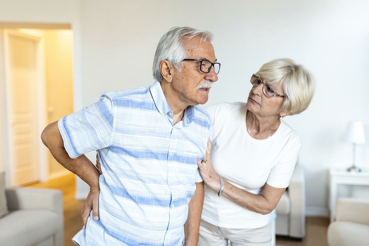 Senior qui souffre d'une hernie hiatale