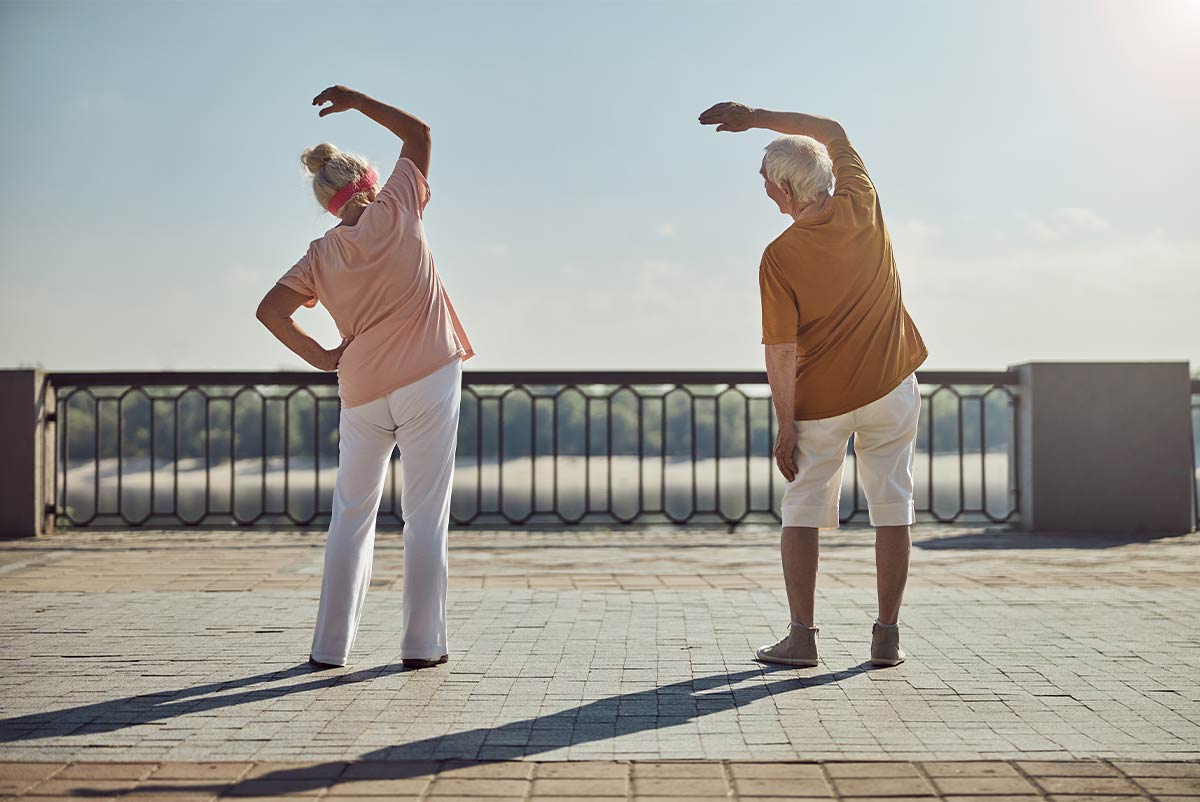 Seniors faisant des exercices d'équilibre