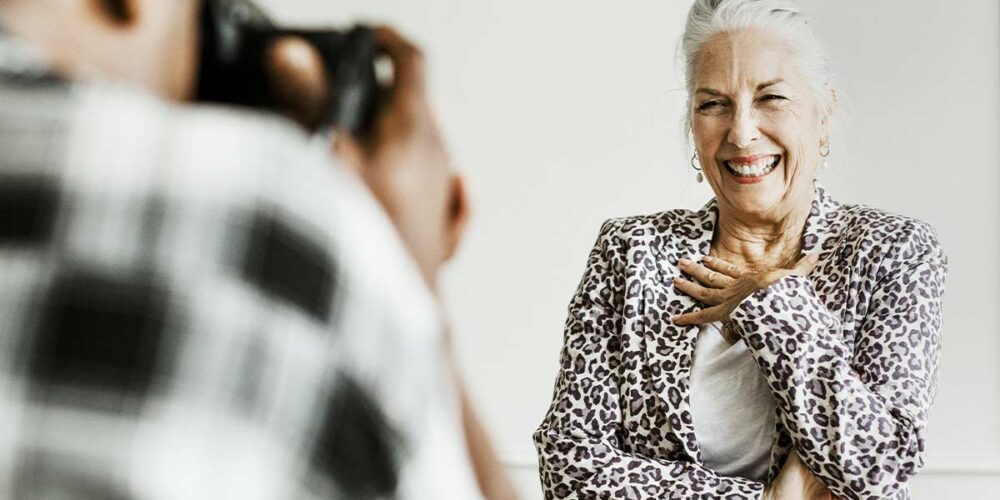 Femme senior durant un shooting pour devenir mannequin