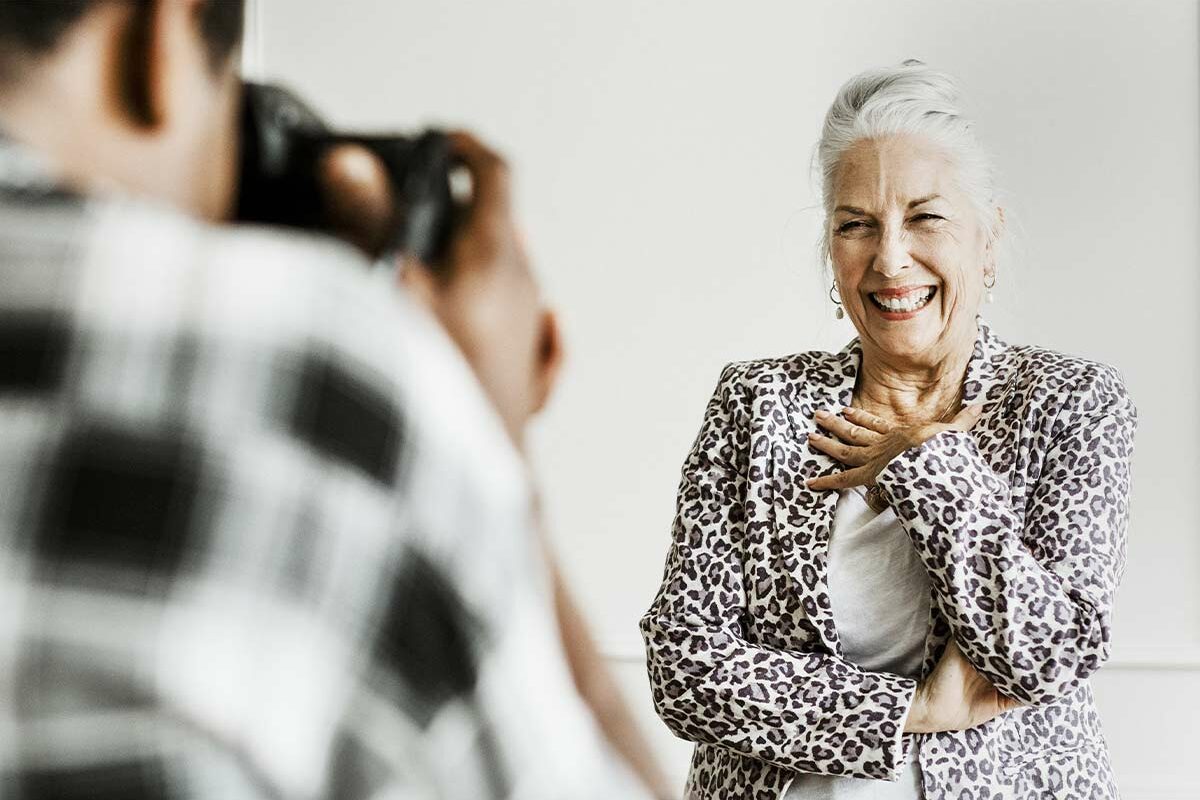 Femme senior durant un shooting pour devenir mannequin