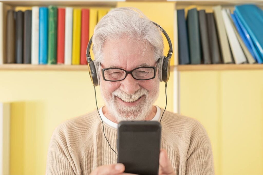 Senior utilisant un livre audio