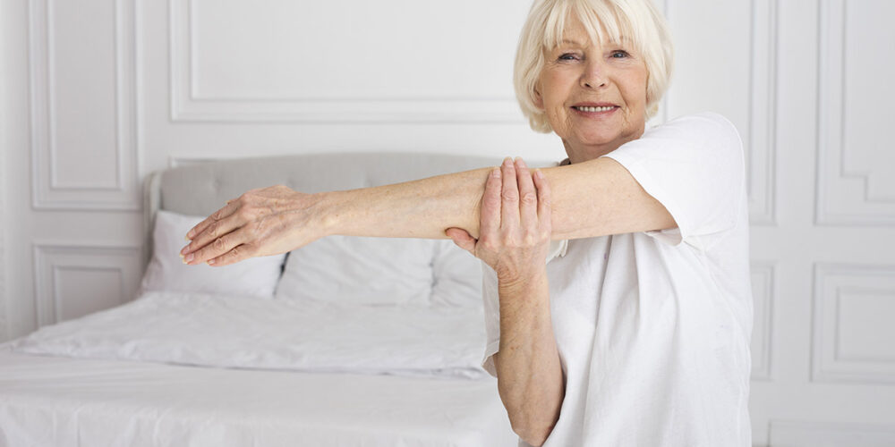 Femme faisant de l'exercice contre les rhumatismes